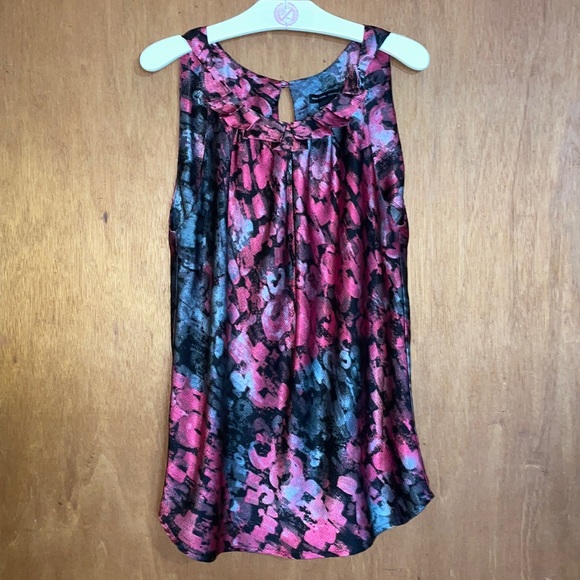 •NEW YORK & COMPANY•PINK/GRAY SHINY ABSTRACT RUFFLE COLLAR BLOUSE SIZE 6 - Picture 2 of 7